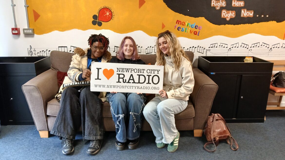 Friends Are Evul, Amber and Mali Haf sat in NCR