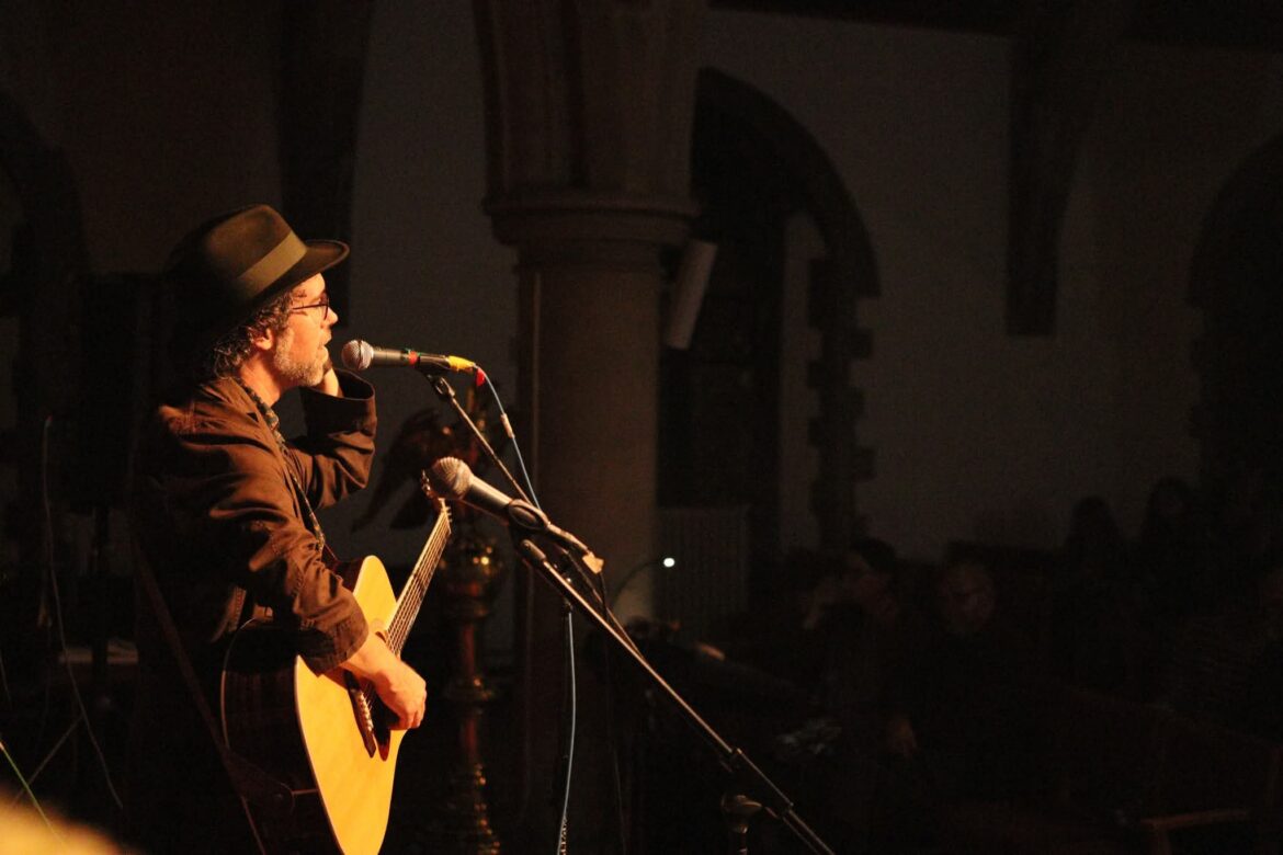 Michael Munnik performing