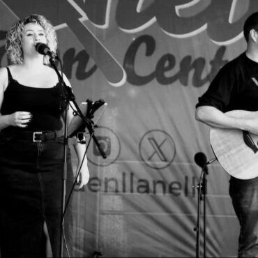 Jon and Kat of Tusker performing