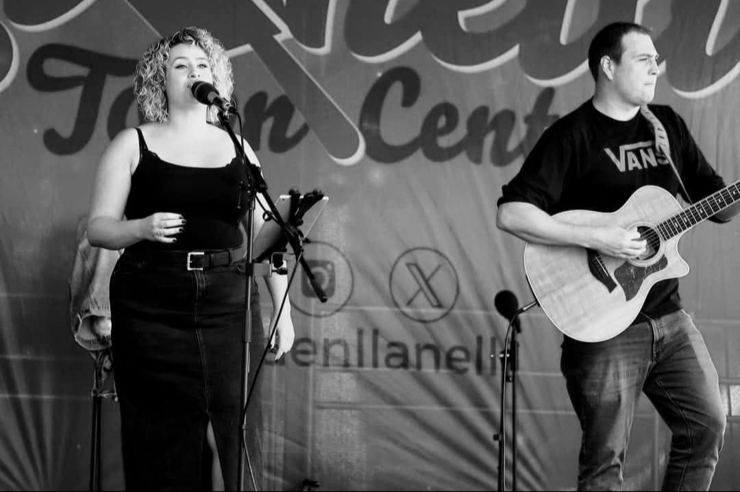 Jon and Kat of Tusker performing