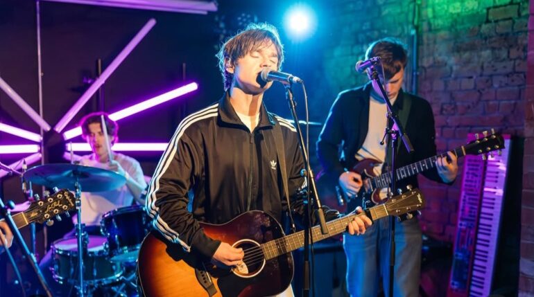 The Rogues performing