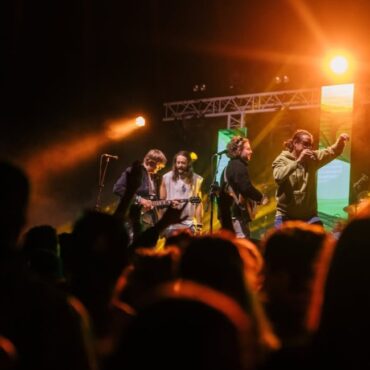 TewTewTenau performing