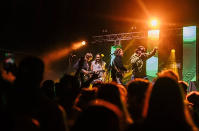 TewTewTenau performing