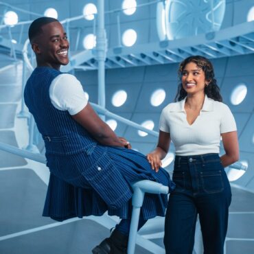 Ncuti Gatwa as The Doctor and Varada Sethu as Belinda Chandra in The Tardis