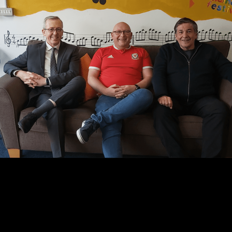 Photo of Lamsie and the Mayor and Deputy Mayor of Newport