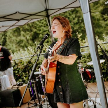 Alys Hardy performing at Summer Sessions 2024