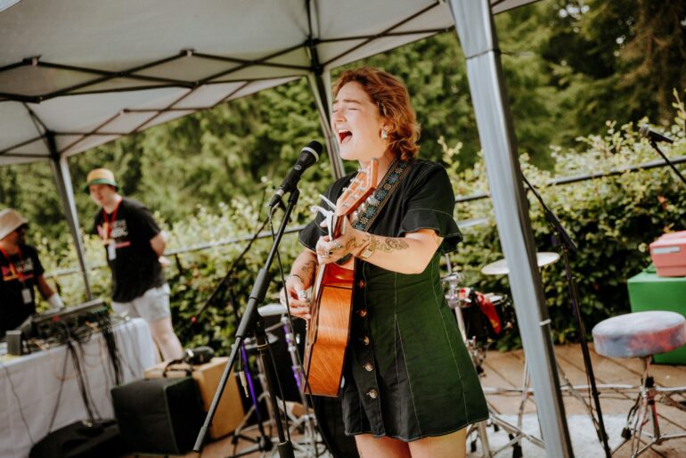 Alys Hardy performing at Summer Sessions 2024